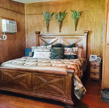 dormitorio principal - colchón tamaño king Tempur-pedic con ajuste de cabezal - bañera y ducha adjuntos - aire acondicionado/calefacción unidad privada, terraza privada adjunta colchón tamaño queen personalizado sofá futón también