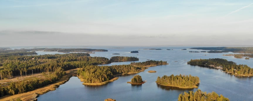 Archipel. Foto van een drone die over de oceaanbaai vliegt waar het huisje zich bevindt