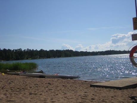 Playa de arena cercana