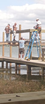 Larry Ghong und seine Mannschaft bauen ein neues Dock