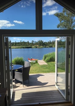 Vue du salon Maison avec terrasse à seulement 8 mètres du bord de l'eau !