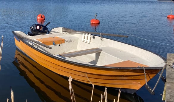 Passez à ce bateau avec un hors-bord essence de 6 CV