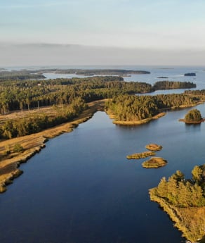 Oceaanbaai en delen van de archipel. Foto van een drone die over de baai vliegt