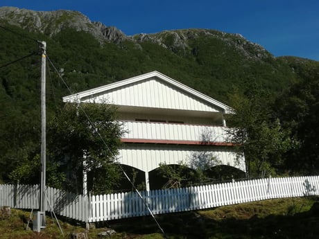 La casa desde la carretera.