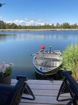Private Jetty. New (2020) aluminium boat "Kimble 365 catch" with 65 Lbs trolling motor  and oars included in the rent. Excellent fishing in the ocean bay right outside the house!