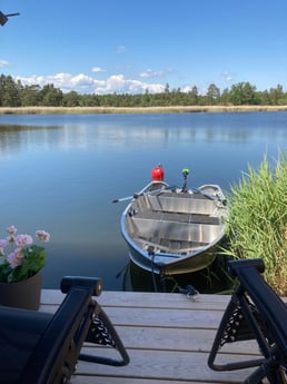 Jetée privée. Bateau en aluminium neuf (2020) "Kimble 365 catch" avec moteur de pêche à la traîne de 65 Lbs et rames inclus dans le loyer. Excellente pêche dans la baie océanique juste devant la maison !