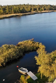 Jetée, bateau et parties de l'océan provenant d'un drone survolant le chalet. La pêche est la meilleure dans la baie océanique juste devant la jetée !