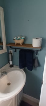 Ausgestattetes Badezimmer: Seife, Shampoo, Handtücher, Duschgel, Spülung