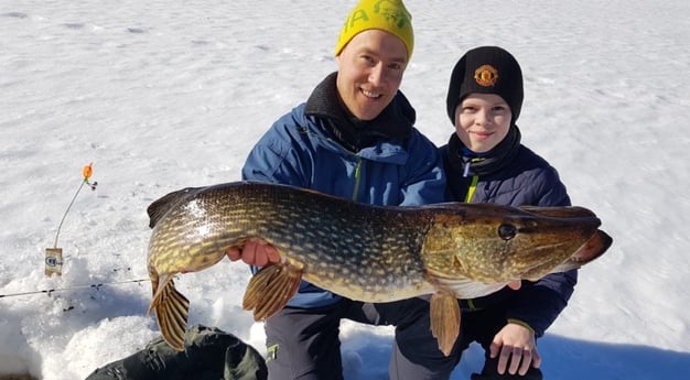 Snoek gevangen tijdens het ijsvissen in de winter.