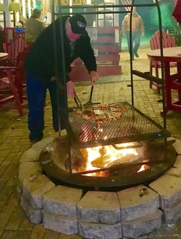 chuletones al fuego de leña de nuez o roble: mercados de carne personalizados en Gonzales y Luling para obtener filetes de primera calidad y otros cortes de carne. Ranchos de caza de cola blanca de primer nivel cercanos: reserve una caza y quédese aquí