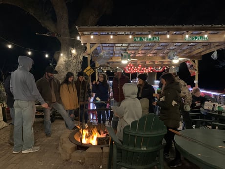 Brasero con asador y parrilla para asar: cordón de leña listo