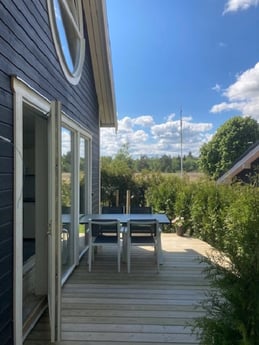 Terraza con muebles de exterior y barbacoa.